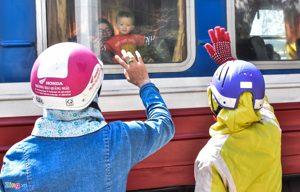 Nước mắt ngày chia ly sau kỳ nghỉ Tết